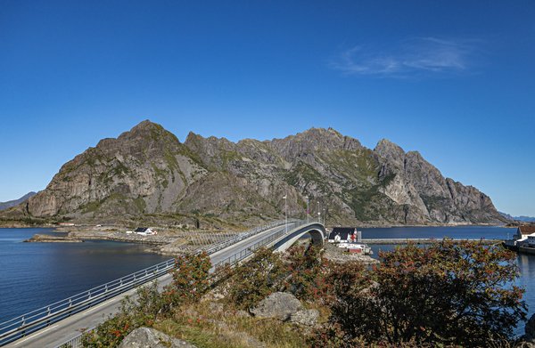 Quels sont les meilleurs sentiers de randonnée pour découvrir les fjords en Norvège?