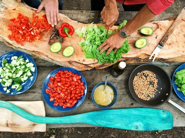 Quelles sont les techniques pour cuisiner des repas végétaliens en camping?