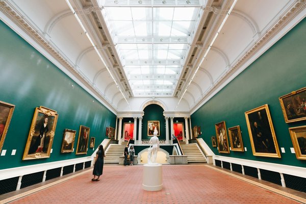 Quelle croisière offre des visites guidées des musées d'art contemporain en Europe?