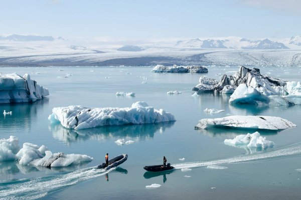 Quels sont les meilleurs conseils pour une expédition de plongée dans les eaux glacées de l'Arctique : équipements et préparation mentale ?
